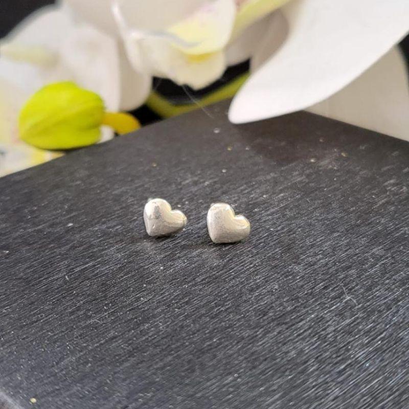 Brinco coracao cheio pequeno prata 925