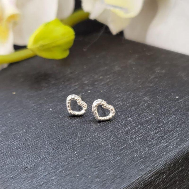 BRINCO CORAÇÃO TORCIDO PEQUENO PRATA 925