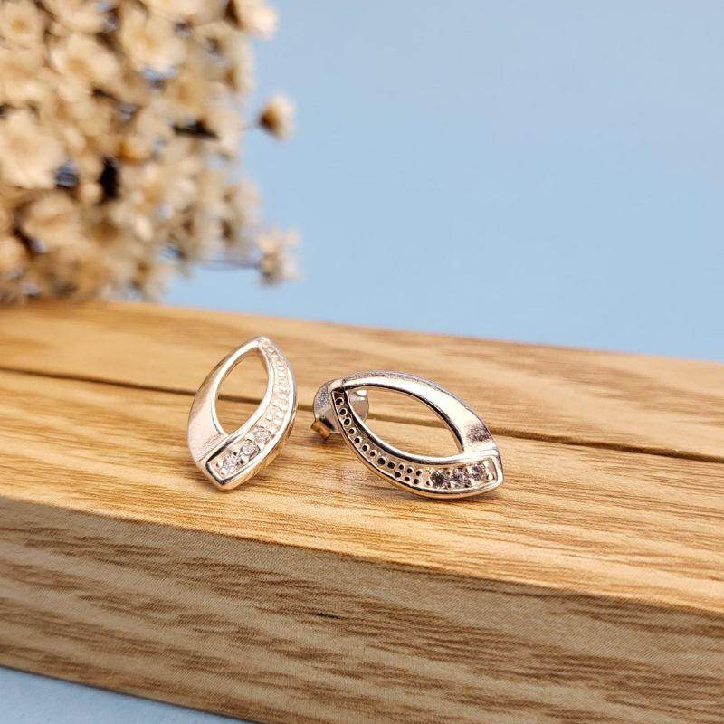 BRINCO DE PRATA 925 OVAL VAZADO NO MEIO COM 1 LADO FOSCO E 3 ZIRCÔNIAS