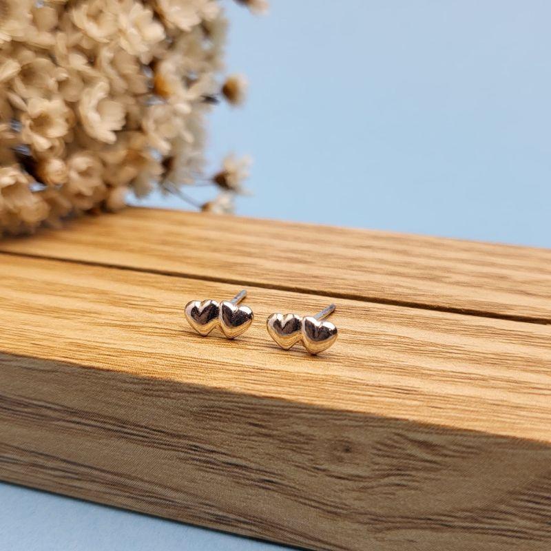 Brinco dois coracoes chapados prata 925