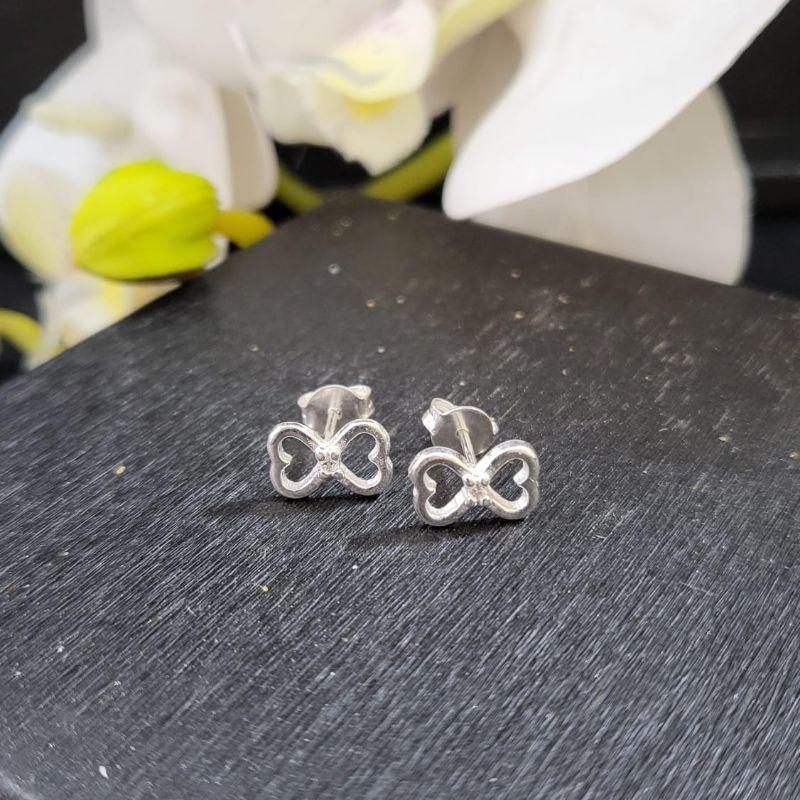 Brinco dois coracoes pequenos com um ponto de luz no meio prata 925