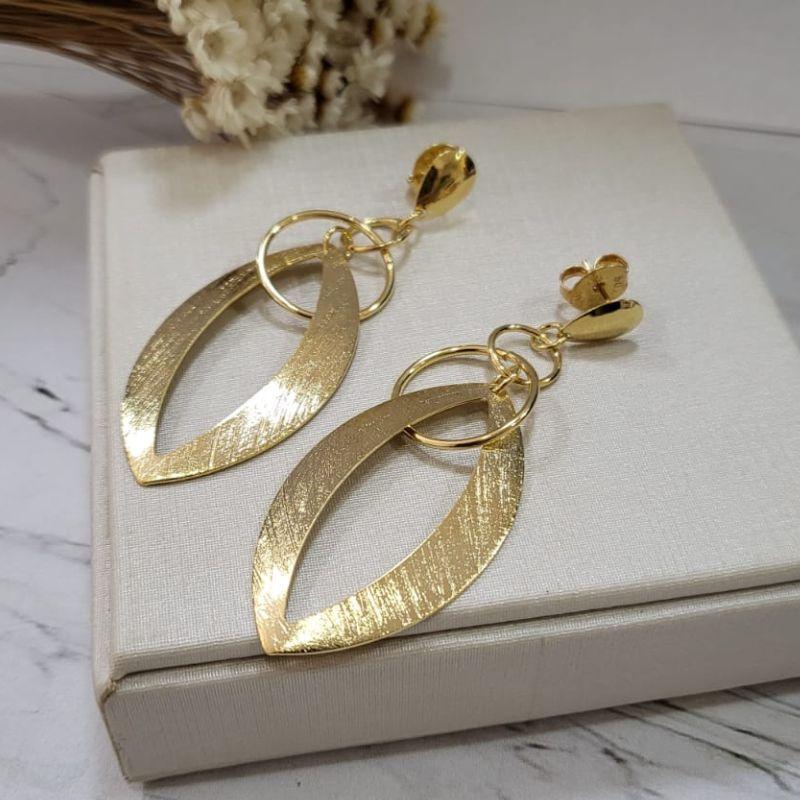 Brinco longo com base em forma de gota com elos redondos e um elo grande fosco banhado a ouro 18k