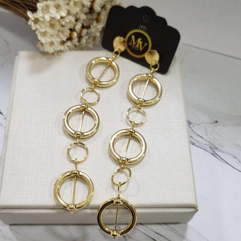 Brinco longo com base fosca com dois elos finos redondos pequenos e tres elos medios largos banhado a ouro 18k