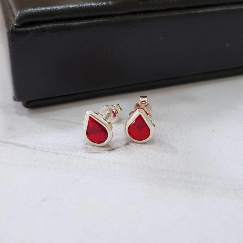 Brinco  na pedra formato gota na cor vermelho rubi prata 925