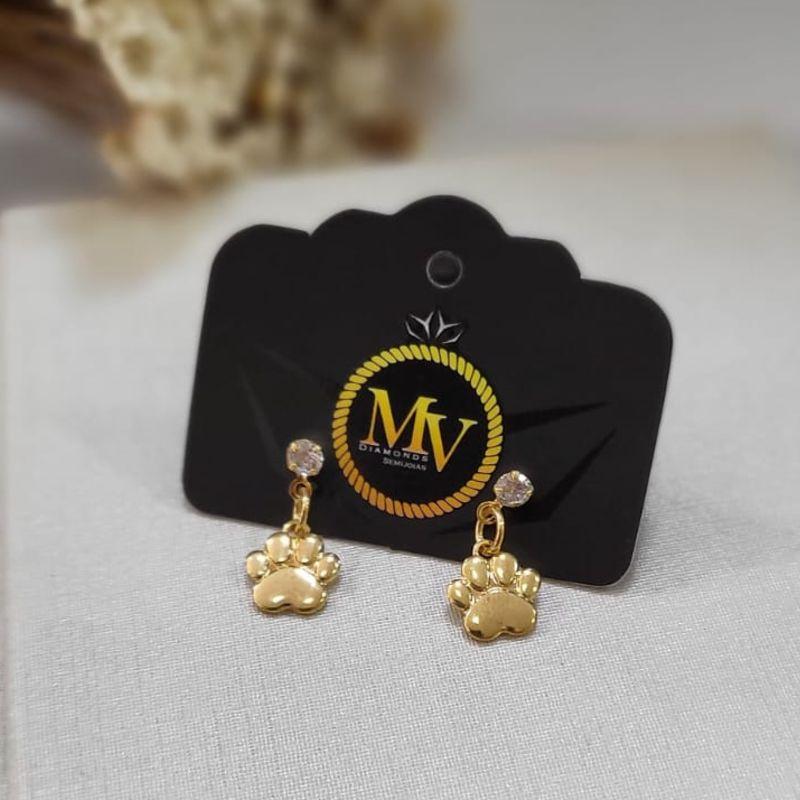 BRINCO OURINHO PATA COM UM PONTO DE LUZ BANHADO A OURO 18K