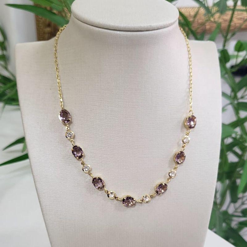 Chocker com sete pedras ovais na cor lilas e seis pedrinhas redondas na cor cristal banhada a ouro 18k TAM35CM