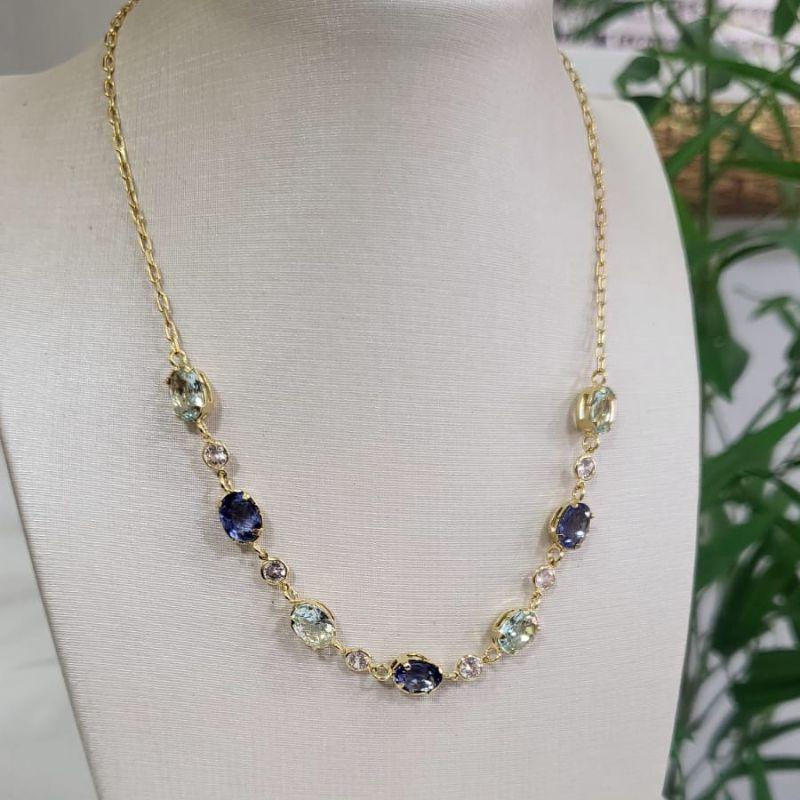 Chocker com sete pedras ovais nas cores acqua e azul bic e seis pedrinhas redondas na cor cristal banhada a ouro 18k