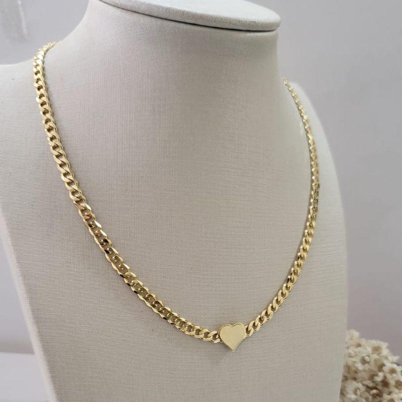 Chocker no elo grumet com um coracao fixo achatado no meio e uma pedrinha na cor rubi na ponta banhado a ouro 18k TAM35CM