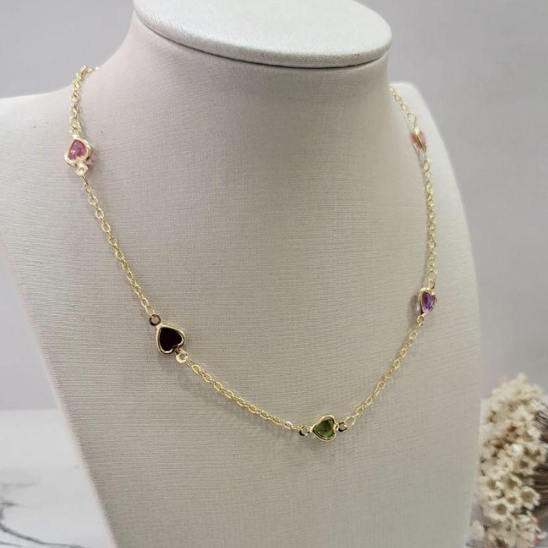 CHOKER CORACAO PEDRAS COLORIDAS BANHADO A OURO 18K TAM32CM