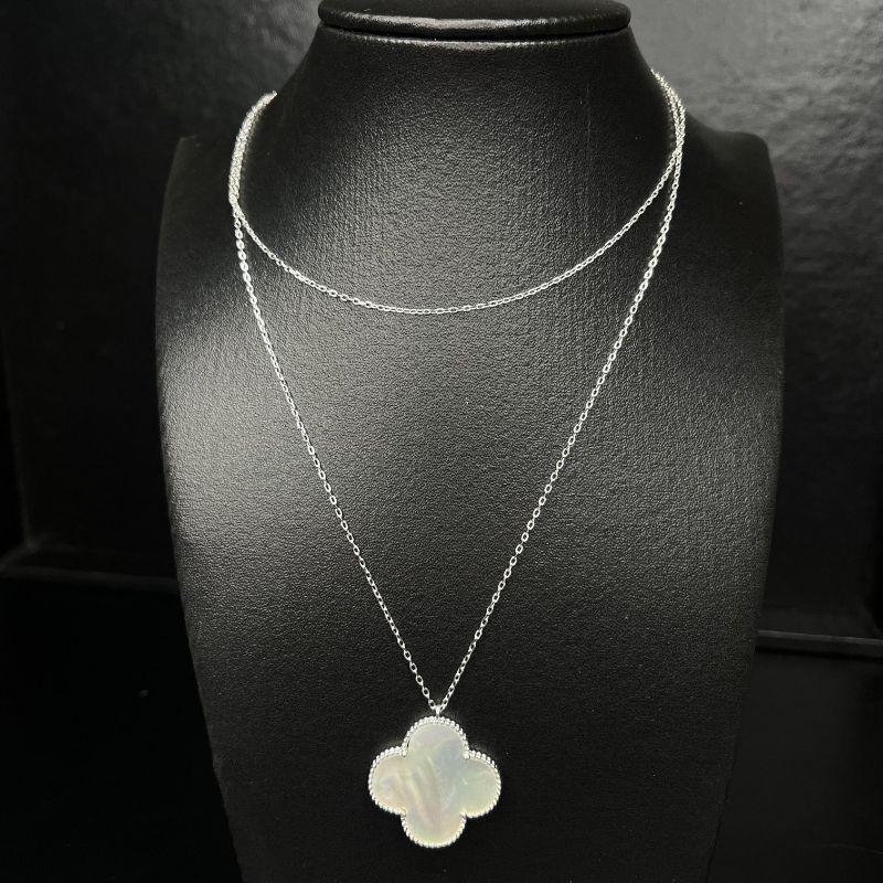 Colar longo com pingente trevo grande na cor madreperola prata 925 TAM70CM