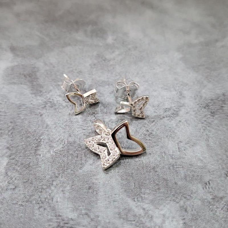 Conjunto brinco e pingente asas de borboleta com um lado cravejado prata 925