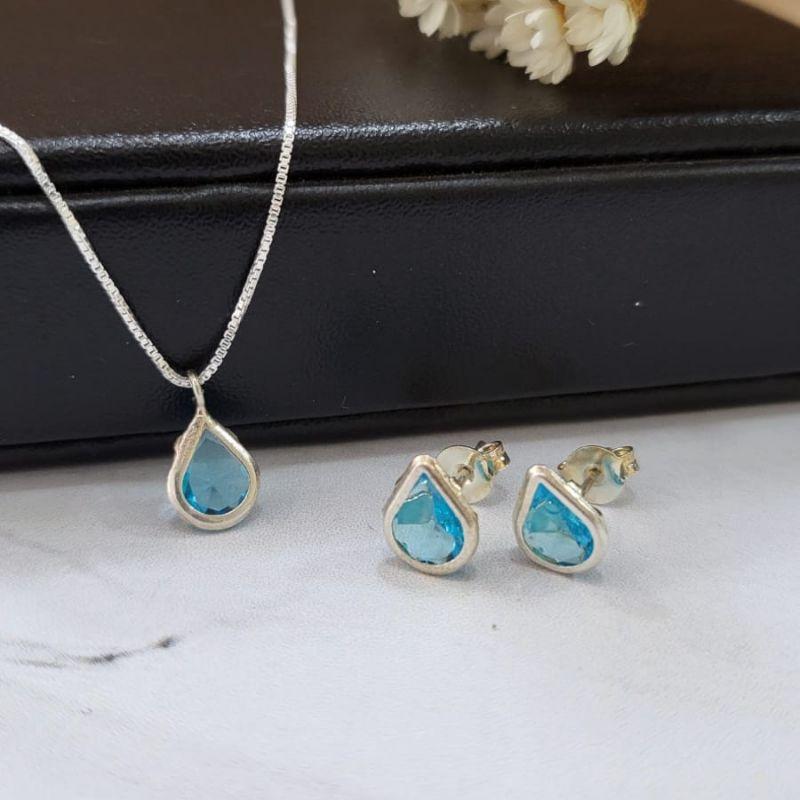 Conjunto brinco e pingente na pedra formato gota na cor  azul claro corrente veneziana fina prata 925