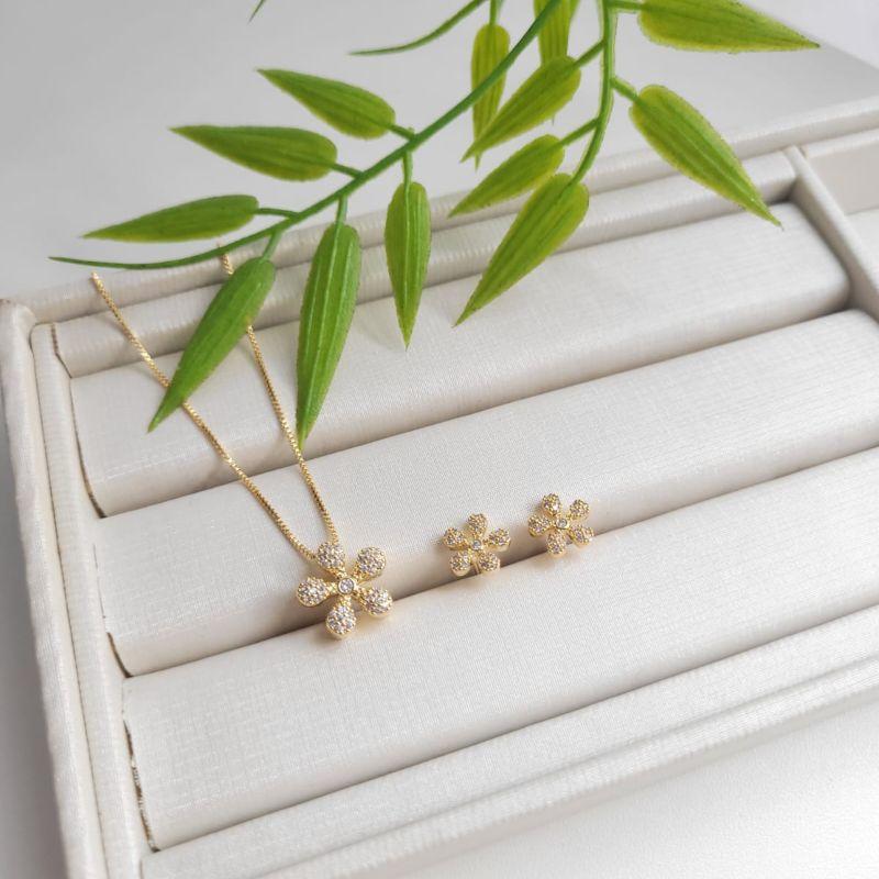 CONJUNTO DE FLOR  CRAVEJADO