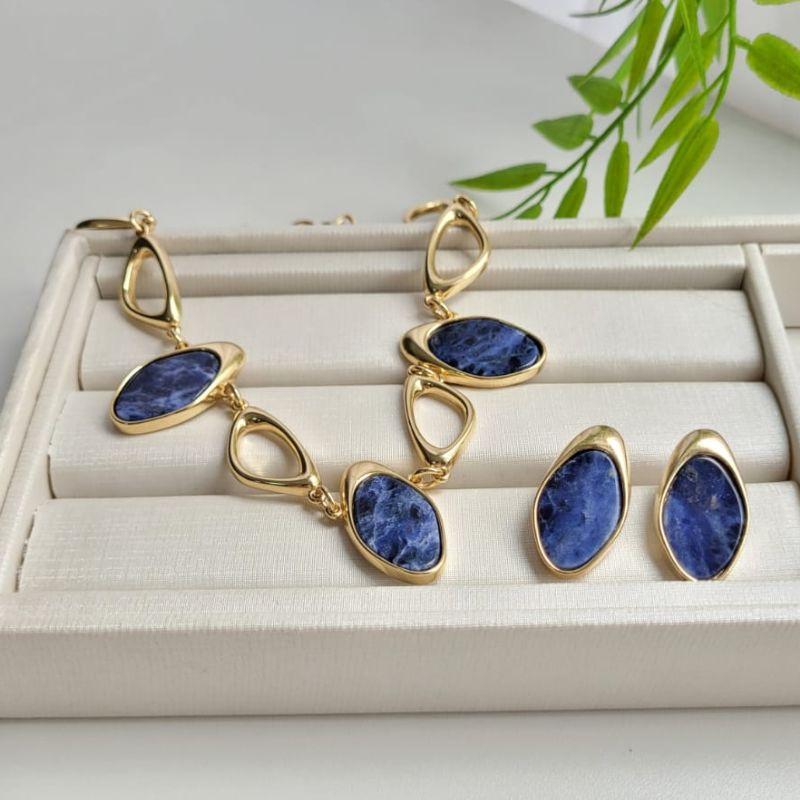 Conjunto elos grandes vazados pedras naturais oval sodalita banhado a ouro 18K TAM53CM