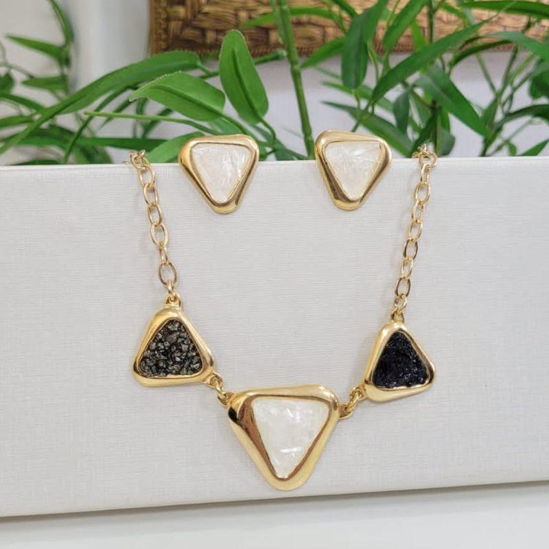 Conjunto elos ovais pedras naturais triangular pirita, selenita e turmalina negra banhado a ouro 18K TAM53CM