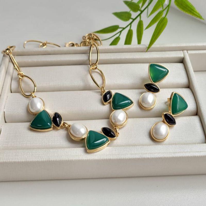 Conjunto em elos grandes pedras naturais oval, redonda e triangular agata verde, agata preta e shell branca banhado a ouro 18K TAM45CM