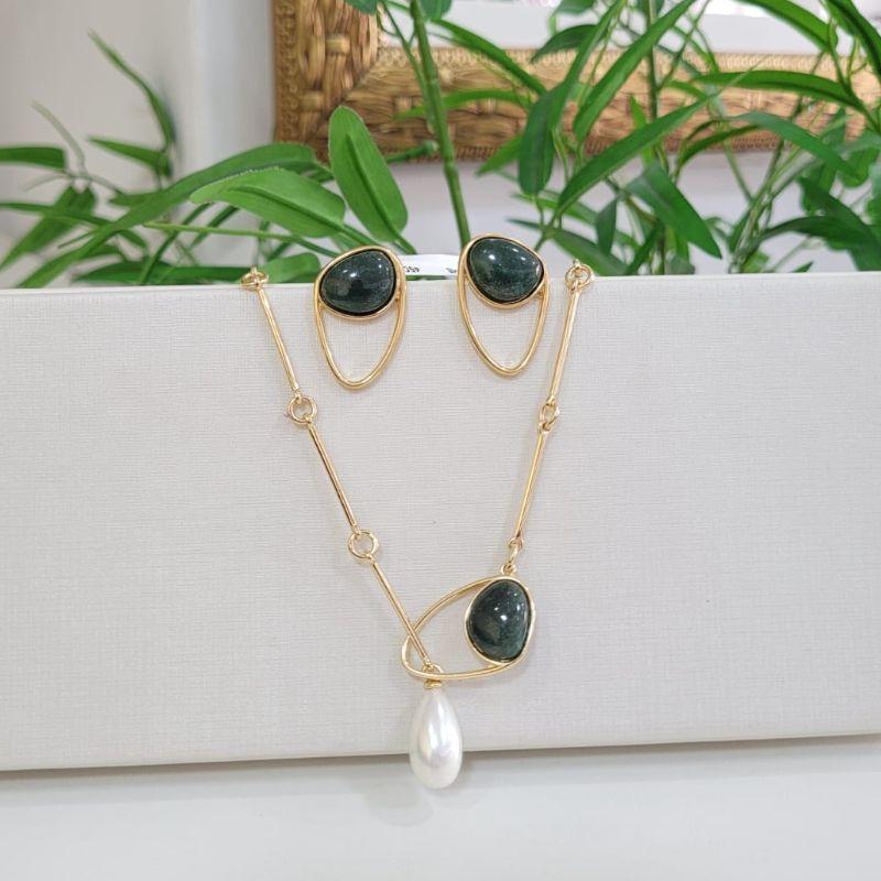 Conjunto estilo gravatinha pedras naturais oval e gota quartzo verde e shell branca banhado a ouro 18K TAM45CM