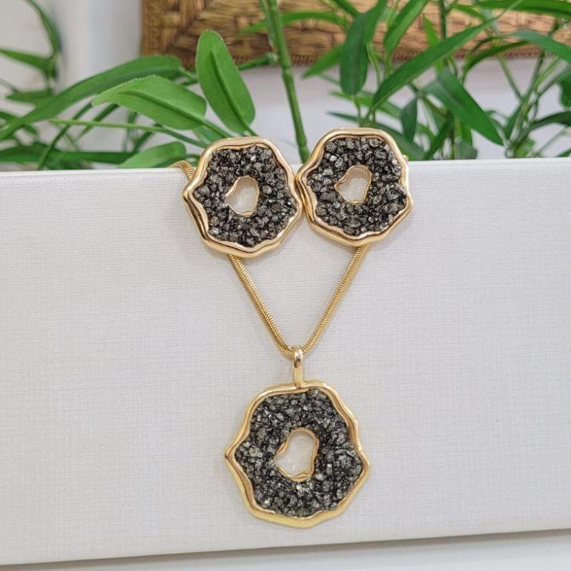 Conjunto na corrente salamandra pedras naturais organicas pirita banhado a ouro 18K TAM53CM