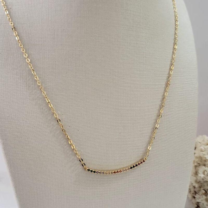 GARGANTILHA COM PINGENTE ESTILO EAR CUFF CRAVEJADO COLORIDO BANHADO A OURO 18K TAM45CM