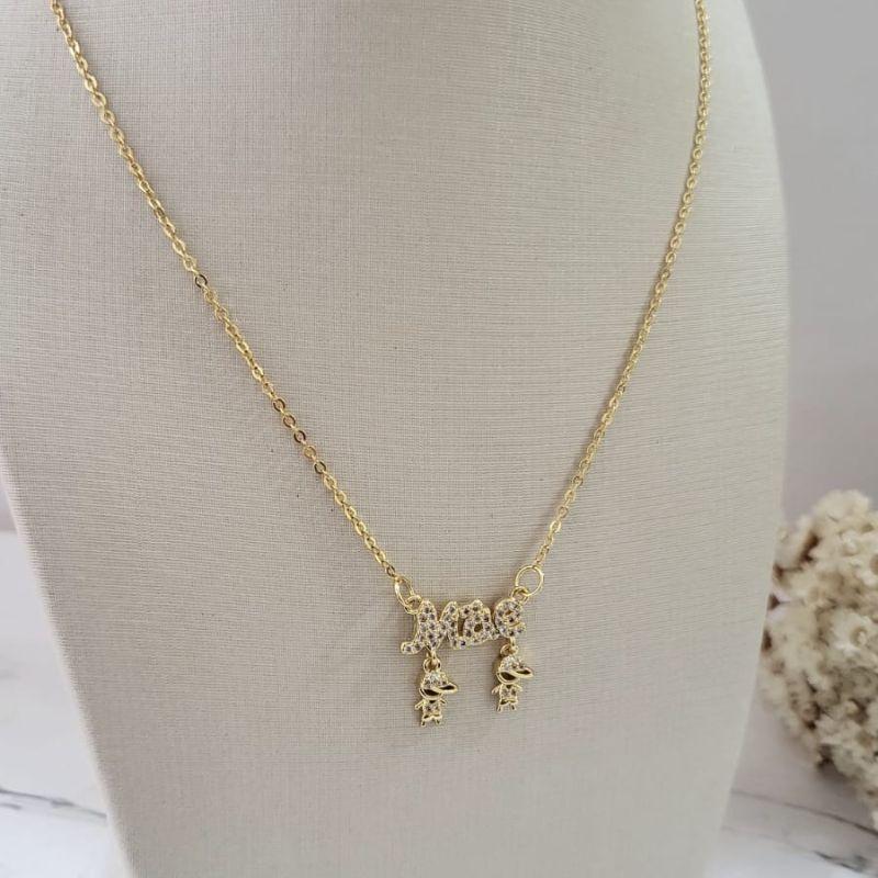 Gargantilha com pingente mae cravejado com dois meninos cravejado banhado a ouro 18k TAM44CM