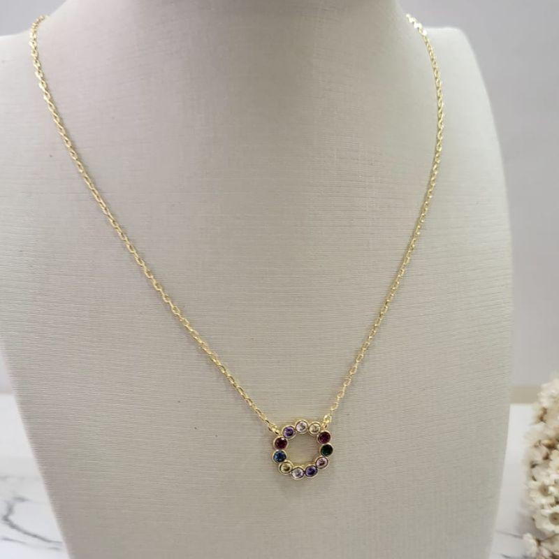 Gargantilha com pingente redondo com pedrinhas coloridas banhado a ouro 18k TAM45CM