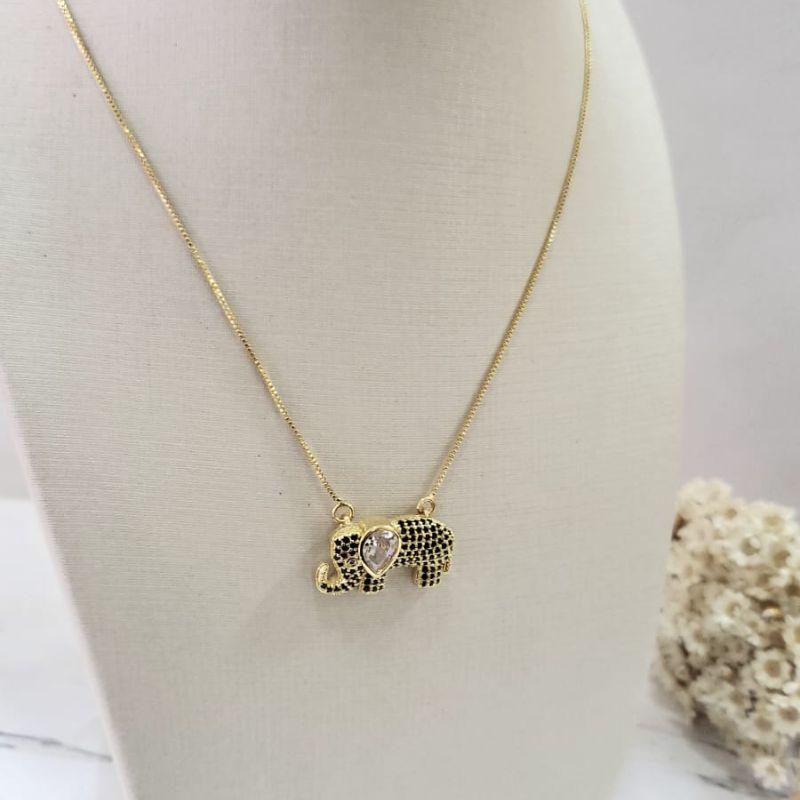 Gargantilha pingente elefante cravejado cristal e onix banhado a ouro 18k TAM45CM