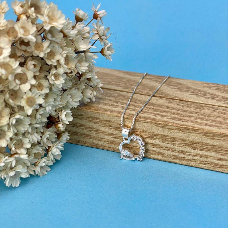 PINGENTE DE PRATA 925 CORACAO VAZADO COM 6 MINI ZIRC DE UM LADO E 1 ZIRC MAIOR DO OUTRO LADO