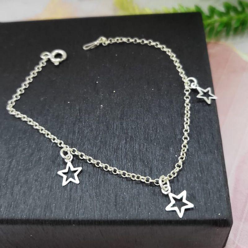 Pulseira no elo portugues com tres estrelas vazadas penduradas prata 925 TAM18CM