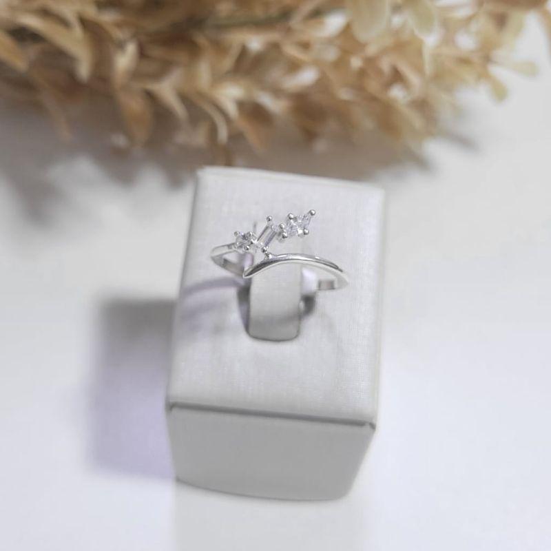 Anel aro fino liso uma ponta lisa outra com 3 pedras  prata 925