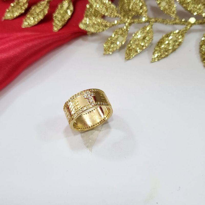 Anel pai nosso com cruz cravejada no meio com duas linhas em zirconias banhado a ouro 18K