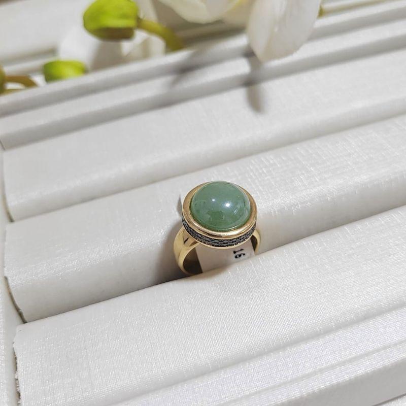 Anel pedra natural redonda na cor quartzo verde efeito perolada e rodio negro banhado a ouro 18k