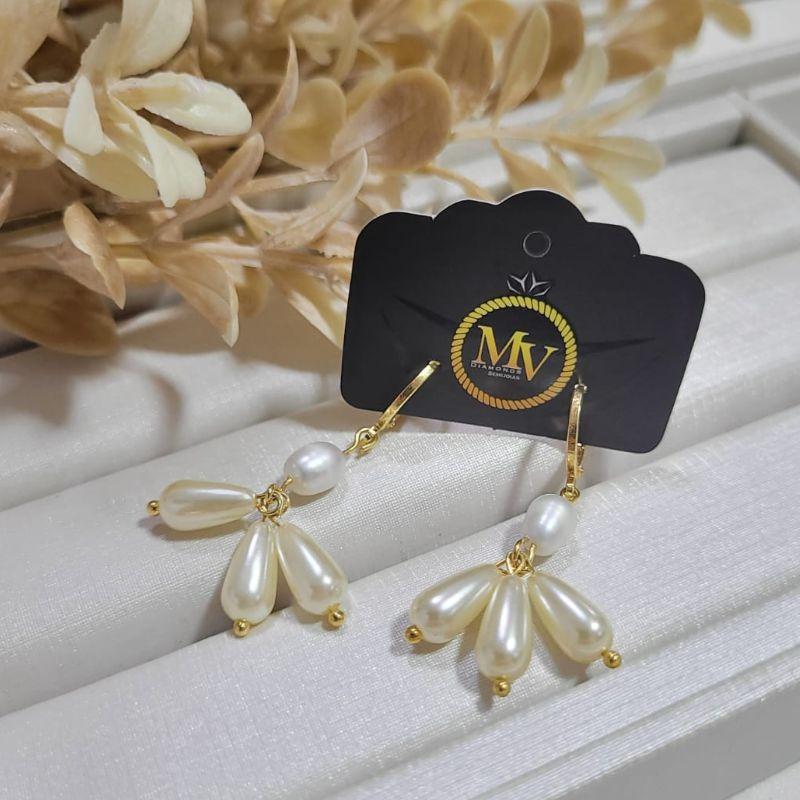 Argolinha com tres pingentes em perolas alongadas banhado a ouro 18k