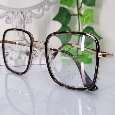 Armacao para oculos de grau com plaquetas feminino quadrado na cor marrom escuro com pernas no dourado