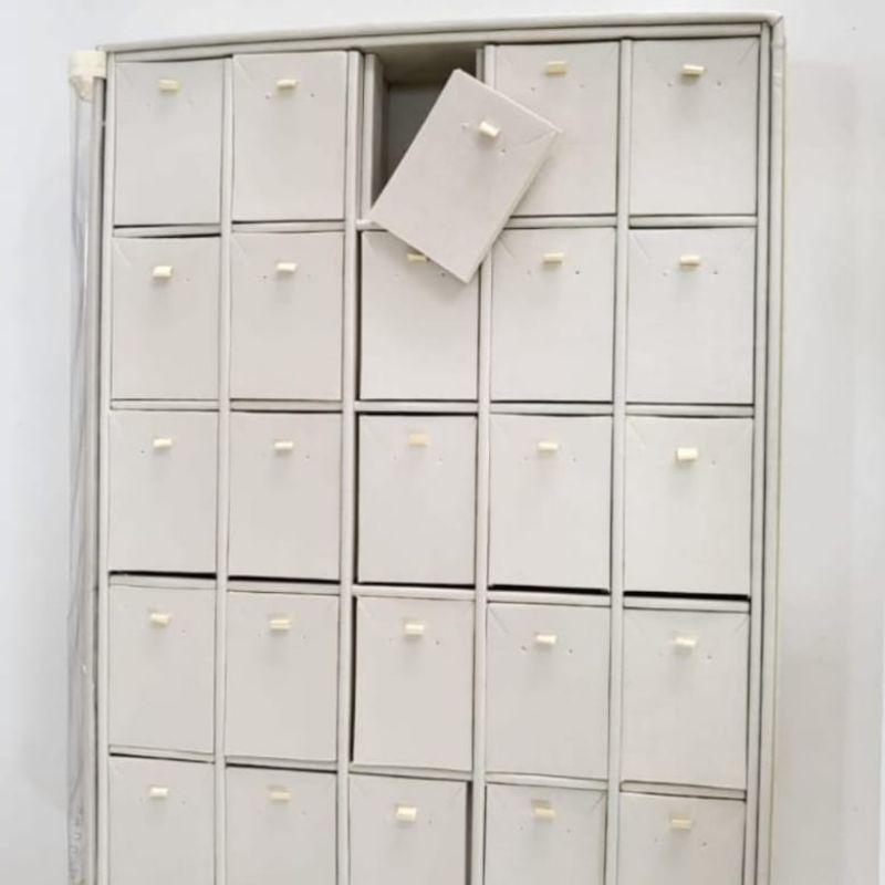 Bandeja 25 espacos courino alta com tampa para conjuntos cor bege claro