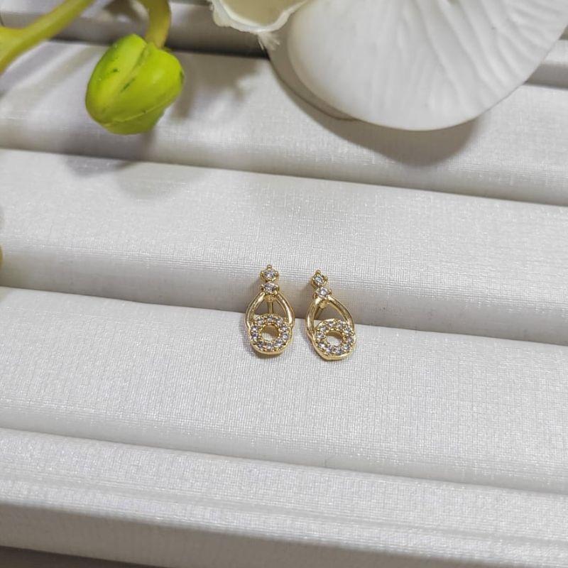 BRINCO COM 2 PONTOS DE LUZ 1 ELO LISO E OUTRO CRAVEJADO BANHADO A OURO 18K