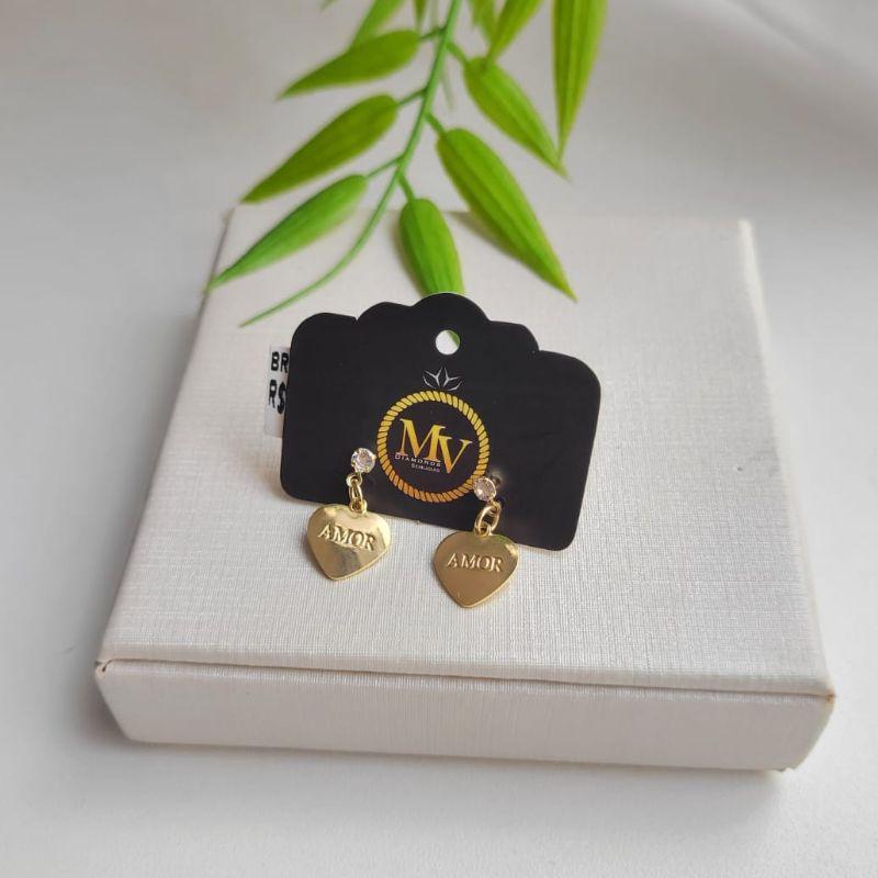 BRINCO CORAÇÃO COM A PALAVRA AMOR COM UM PONTO DE LUZ BANHADO A OURO 18K