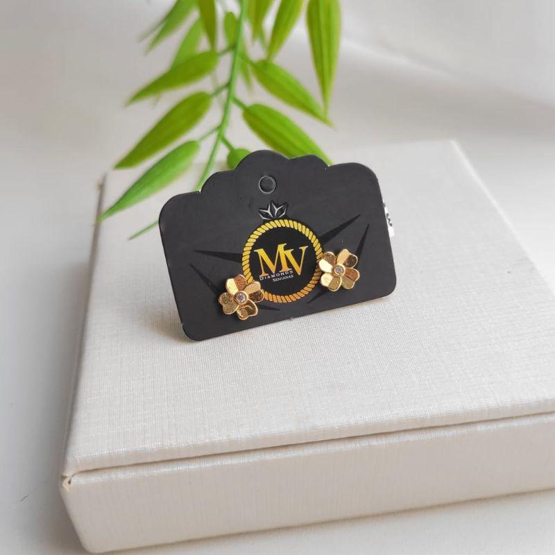 BRINCO FLORZINHA 4 PETALAS COM UMA PEDRINHA NO MEIO BANHADO A OURO 18K