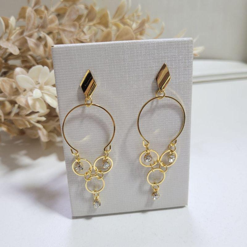 Brinco longo com um elo grande e tres elos redondos pequenos cada um com uma pedrinha banhado a ouro 18k