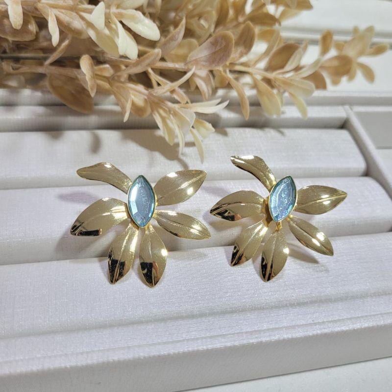 Brinco orquidea com uma pedra na cor aqua banhado a ouro 18k