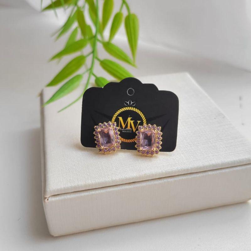 BRINCO PEDRA RETANGULAR COM LATERAIS CRAVEJADAS BANHADO A OURO 18K