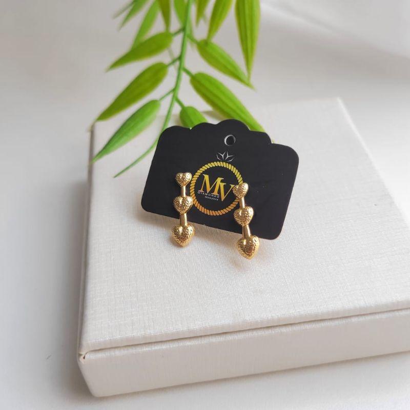 BRINCO TIPO FLECHA COM 3 CORAÇÕES CHEIO BANHADO A OURO 18K