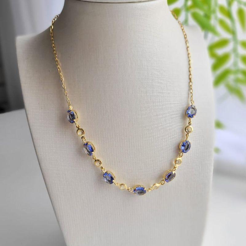 Chocker com sete pedras ovais na cor azul bic e seis pedrinhas redondas na cor cristal banhada a ouro 18k