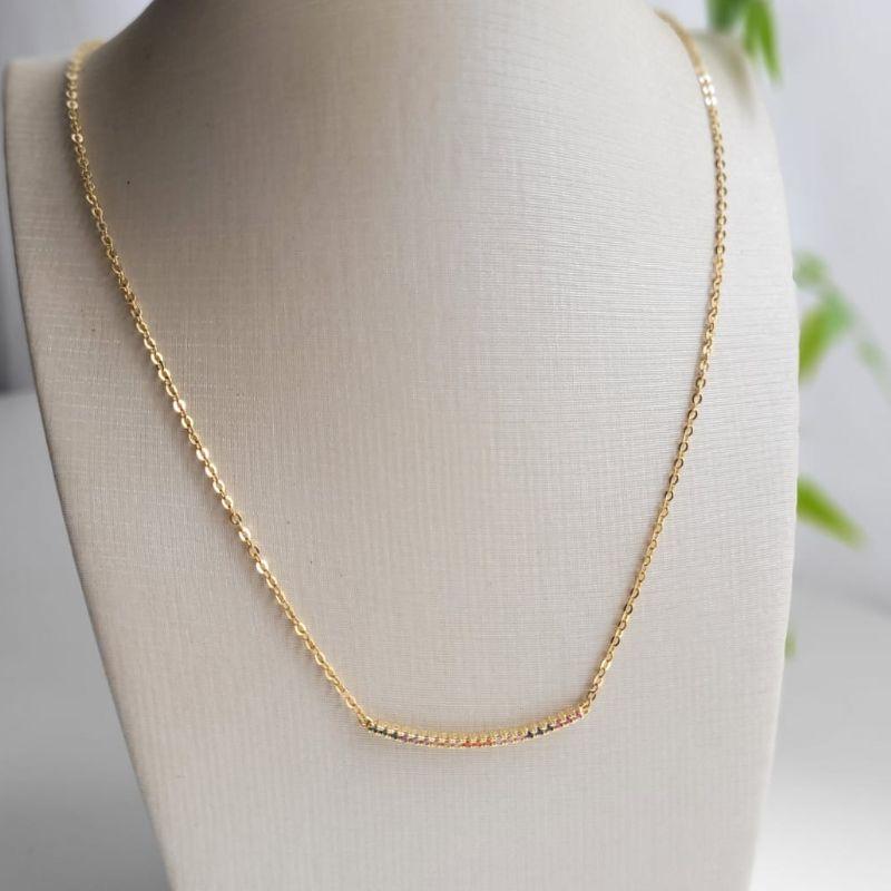 GARGANTILHA COM PINGENTE ESTILO EAR CUFF CRAVEJADO COLORIDO BANHADO A OURO 18K TAM45CM