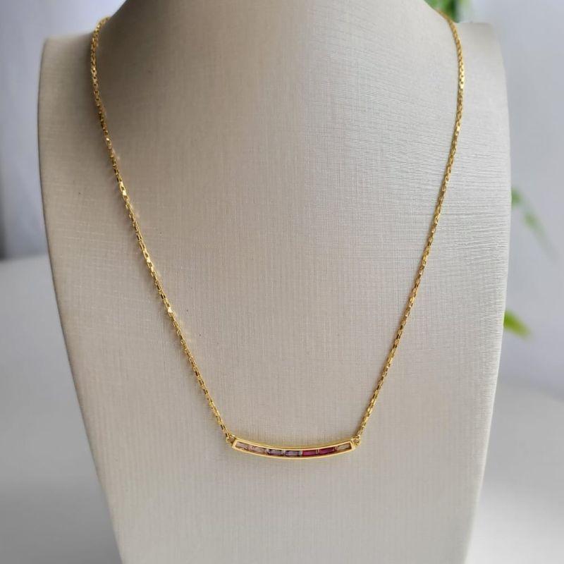GARGANTILHA COM PINGENTE PEDRA NAVETE COLORIDA BANHADA A OURO 18K TAM45CM