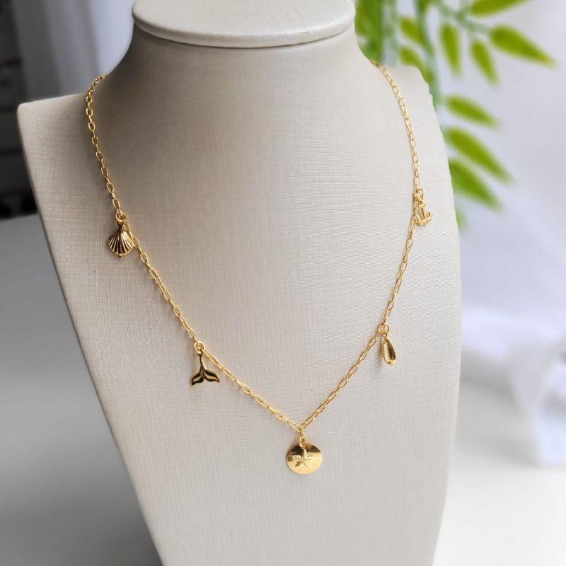 Gargantilha com pingentes estrela do mar cauda concha buzios e ancora banhada a ouro 18k