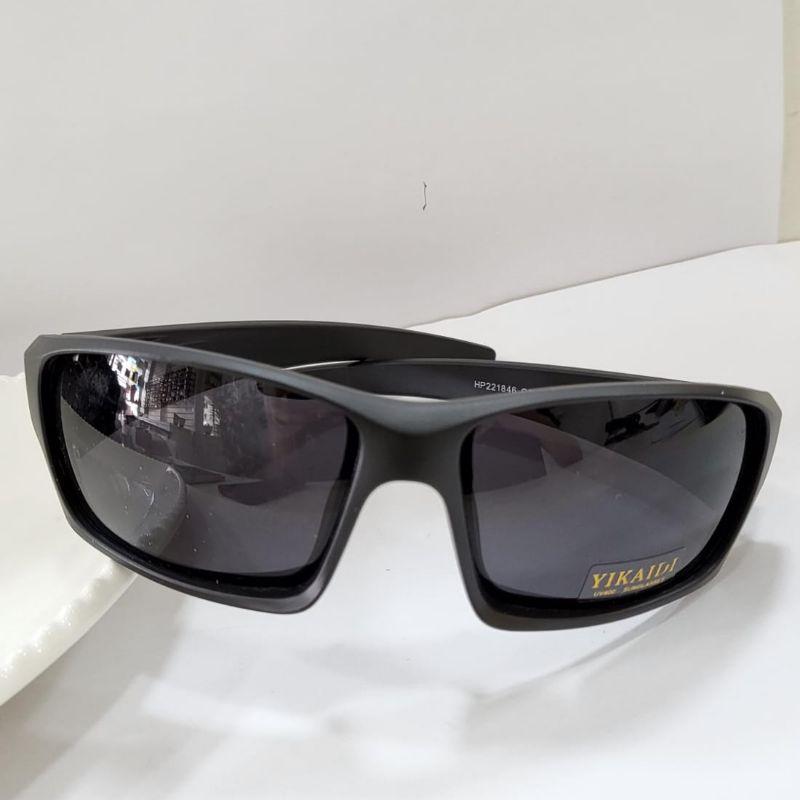 Oculos masculino modelo mascara armacao preta lente preta detalhe azul na perna