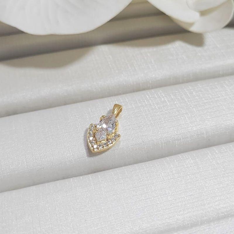 PINGENTE COM PEDRA NAVETE CRISTAL COM ZIRCONIAS BANHADO A OURO 18K