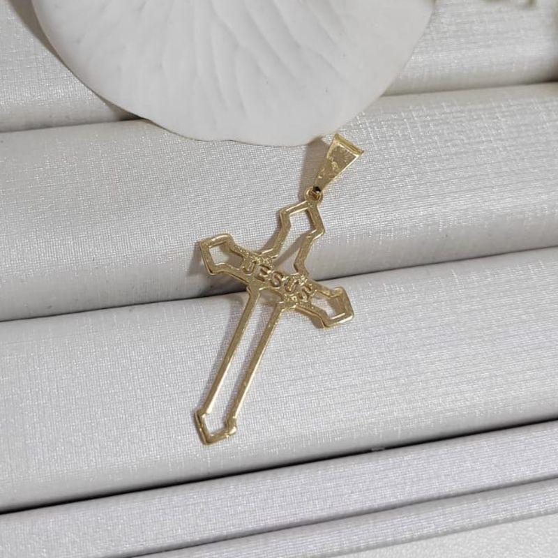PINGENTE CRUZ COM NOME JESUS BANHADO A OURO 18K