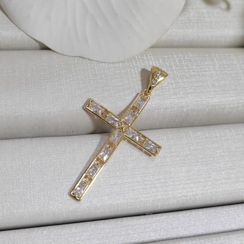 PINGENTE CRUZ COM PEDRAS NAVETE CRISTAL COM ELO CRAVEJADO BANHADO A OURO 18K