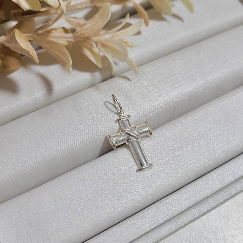 Pingente cruz larga amarrada no meio prata 925